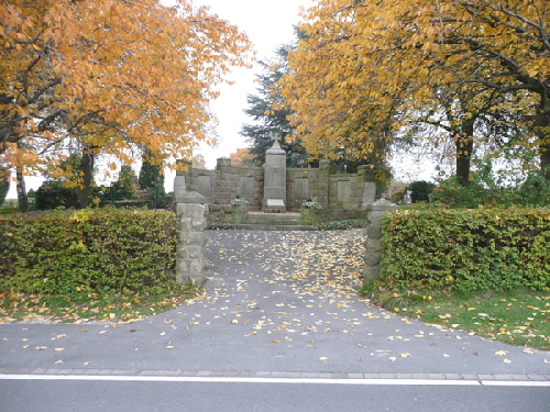 Kriegerdenkmal und Eingang zum Friedhof